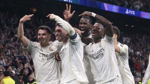 Los jugadores del Madrid celebran el tercer gol del City.