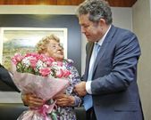 Secuencia de la visita que la centenaria Quila Alonso realiz� ayer al Concello de Pontevedra. 