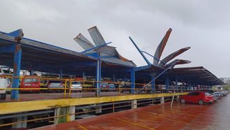 Techo levantado en el aparcamiento del Chuac