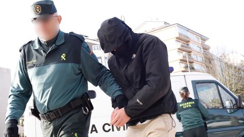 El agresor sexual reincidente, entrando en la Audiencia Provincial de Lugo para ser juzgado en el 2020.