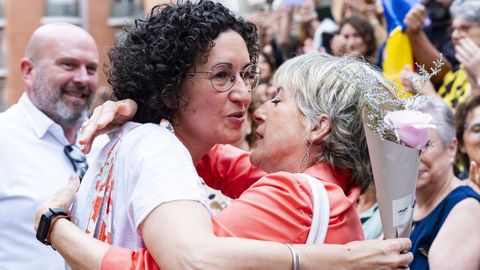 Marta Rovira abraza a Carme Forcadell, expresidenta del Parlamento cataln