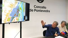 El alcalde de Pontevedra, Miguel Anxo Fern�ndez Lores, ante un plano en el que especifica la zona del entorno de la avenida de Compostela en la que se prev� actuar 
