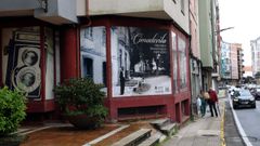 Algunos escaparates de Boiro permanecen cubiertos con im�genes que representan su memoria, fruto de una antigua campa�a del Concello y Boirobello