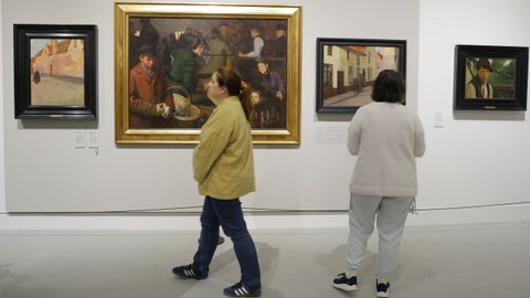 Dos mujeres, este jueves en la exposici�n de Sotomayor en la Fundaci�n Barri� de A Coru�a, delante de tres pinturas realizadas tras un viaje a Brujas decisivo para su trayectoria y, a la derecha, el �Segador� de Arz�a, de 1906, que inaugur� el tema del costumbrismo