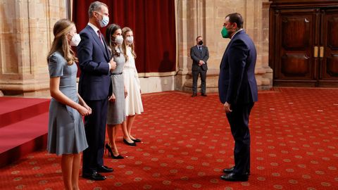 Los reyes Felipe y Letiza junto a la princesa Leonor y la infanta Sofa saludan al presidente de Asturias, Adrin Barbn, a su llegada a la audiencia mantenida este viernes en el Hotel La Reconquista de Oviedo