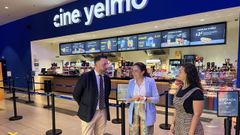 La subdelegada del Gobierno con responsables de los Cines Yelmo