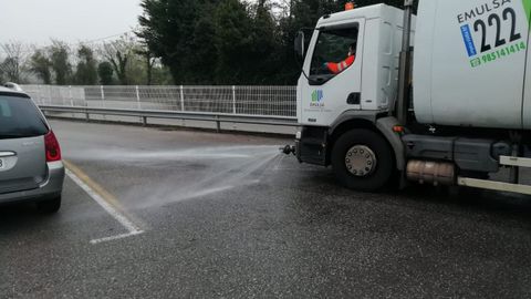 Un cami�n de Emulsa higieniza una calle de Gij�n