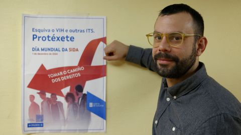 O médico Hadrián Pernas, cun cartel da campaña, no Hospital Montecelo de Pontevedra