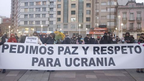 Decenas de personas, en su mayor�a ucranianos residentes en Asturias, se han concentrado este viernes en Gij�n para pedir a la Uni�n Europea que apoye a Ucrania a parar la invasi�n rusa