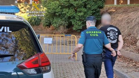 El arrestado, con las esposas puestas, vecino de Vilaboa y de 47 años de edad.