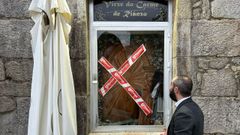 Juli�n Bustelo se acerc� a comprobar los desperfectos provocados por los v�ndalos