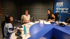 Mar�a Cou�ago y Sara Pi�eiro, de Alborada, en el estudio de Radio Voz