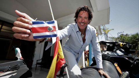 Marichalar posa junto a su embarcaci�n en Costa Rica, en una imagen de archivo