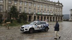 Un coche de la Polic�a Local de Santiago atraviesa la plaza del Obradoiro