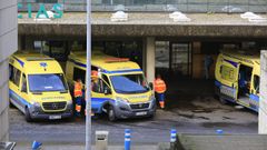 Imagen de ambulancias aparcadas en la entrada de urgencias del Cl�nico.
