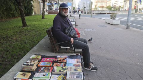 lvaro Pazos, este mircoles por la maana, en el banco donde vende sus libros clsicos, junto a la parada de bus del Madrid-Pars, en Ferrol.