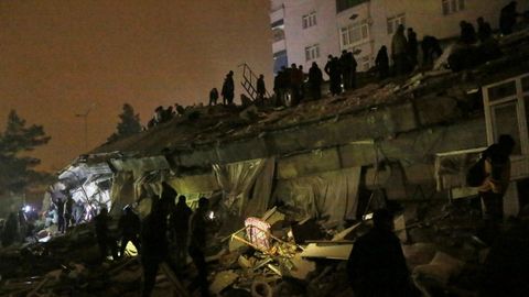 Bsqueda de supervivientes del terremoto en Diyarbakir