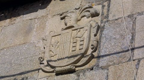 Escudo de la familia Gaibor, junto a la Porta da Alcazaba