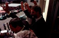 Ant�n Carracedo saludando tras su investidura como alcalde en 1999.