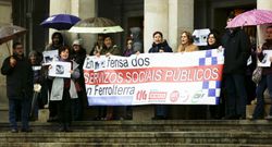 <span lang= es-es >Concentraci�n por la residencia de Caranza</span>. Antes del inicio del pleno que inclu�a una moci�n sobre este tema, un grupo de personas se concentraron ante el Concello para exigir la realizaci�n de obras en la residencia de mayores de Caranza. 