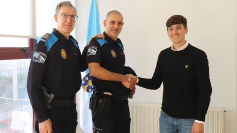 El nuevo agente fue recibido por el alcalde y por el oficial de la Policía Local.