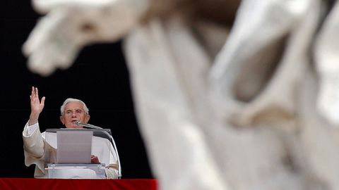 El pontfice, bendiciendo a los fieles mientras dirige la oracin del ngelus desde la ventana de su apartamento privado en el Vaticano, en junio del 2012.