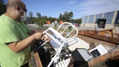 Un operario de Recinor con material para reciclar que lleg� a la planta en las �ltimas semanas