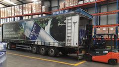 Un cami�n de Fuensanta siendo cargado con las donaciones de la empresa