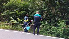 Un agente municipal de Cedeira y una t�cnico de Augas de Galicia en la zona del vertido denunciado por un vecino.