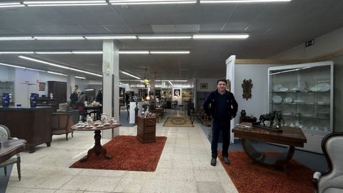 Thierry Gaunis en su tienda El Mundo de las Antigedades, en Villaviciosa