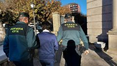 El acusado del crimen de R�bade entr� en la Audiencia Provincial de Lugo escoltado por dos agentes de la Guardia Civil. 