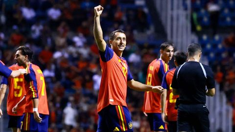 Oyarzabal celebra su gol a los 110 segundos del partido contra Per�.