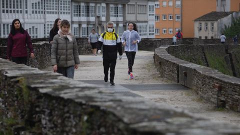 Paseos y carreras esta maana por la Muralla de Lugo