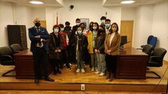 Los alumnos del IES Sanxillao, junto a su profesora y dos jueces de los juzgados de Lugo. 