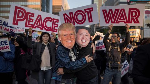 Miles de surcoreanos piden la paz en una movilizaci�n con motivo de la gira de Donald Trump por Asia en medio de la tensi�n por las armas de Corea del Norte