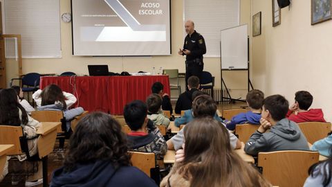 La Polica Nacional imparti este mircoles una charla en el IES Vilar Ponte sobre acoso escolar