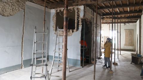 Interor del edificio situado en el 159 de la calle Real, que ya está en obras