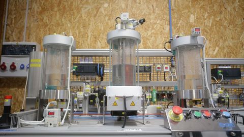 Cuentan con una m�quina de tratamiento de l�quidos y envasados semejante a la que emplean en las empresas l�cteas.