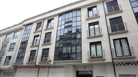 El piso en venta est en un edificio de la calle Carlos Casares de Ribeira