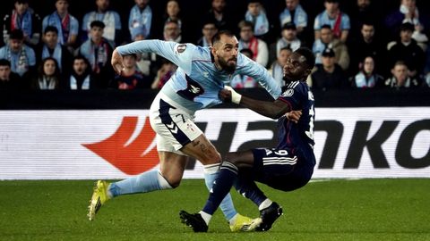 Borja Iglesias, pugnando con Niakhet� del Lyon antes de ser expulsado el jueves.