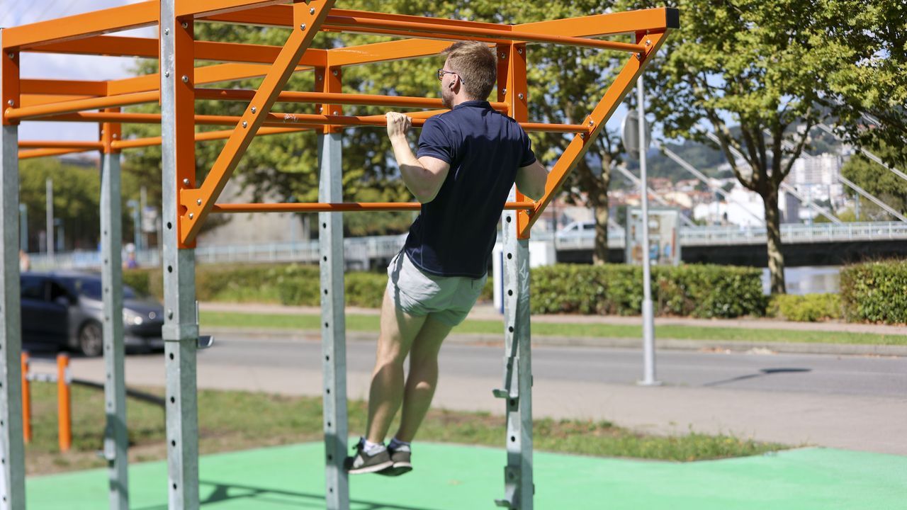 Calistenia a orillas del Lérez, el último grito para moverse sin pagar gimnasio