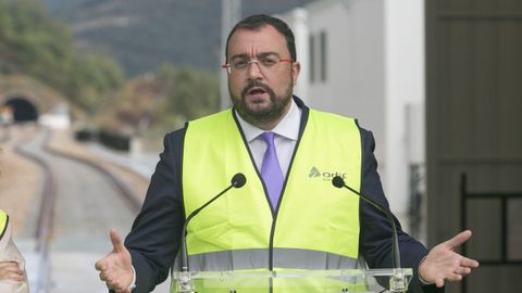 El presidente del Principado, Adrin Barbn, interviene en un acto tras viajar en el primer tren de pruebas por la Variante de Pajares