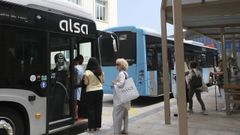 Usuarios subiendo a autobuses metropolitanos en la parada de Correos
