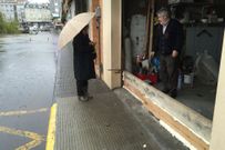 <span lang= es-es >Protecci�n</span>. Jos� Antonio Barca coloc� unas tablas para evitar que el agua entrara en su negocio, situado en O San Marti�o. 
