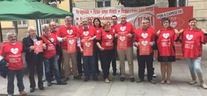 Miembros de colectivos como la Federaci�n Veci�al y Abre la Muralla, ayer en el inicio de la campa�a. 