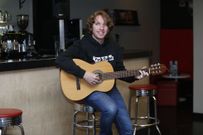 La coru�esa Victoria Cabado present� en la librer�a Arenas su primer poemario. 