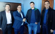Uh�a, Escar�s, Blanco y Blanco Riveiro, durante la firma. 