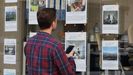 Un joven frente al escaparate de una inmobiliaria en Vigo