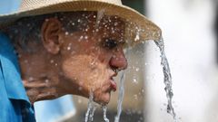 Un hombre se refresca para hacer frente a las altas temperaturas en C�rdoba