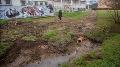 La tuber�a instalada por la Conseller�a de Educaci�n para evitar la acumulaci�n de agua que da lugar a inundaciones en el colegio A Xunqueira 1 de Pontevedra